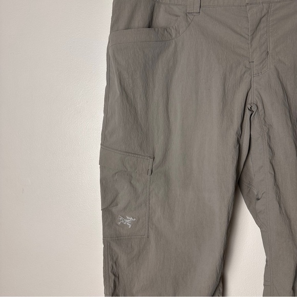 Arc’teryx Parapet Cargo Crop Hiking Capri Pants - size 10 - Picture 4 of 8
